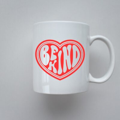 Cana personalizata Be Kind — cadou cu mesaj pozitiv pentru oricine